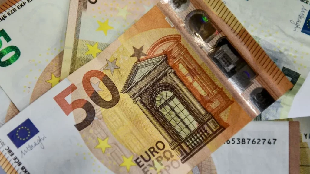 e-ΕΦΚΑ και ΔΥΠΑ μοιράζουν λεφτά από σήμερα σε χιλιάδες δικαιούχους