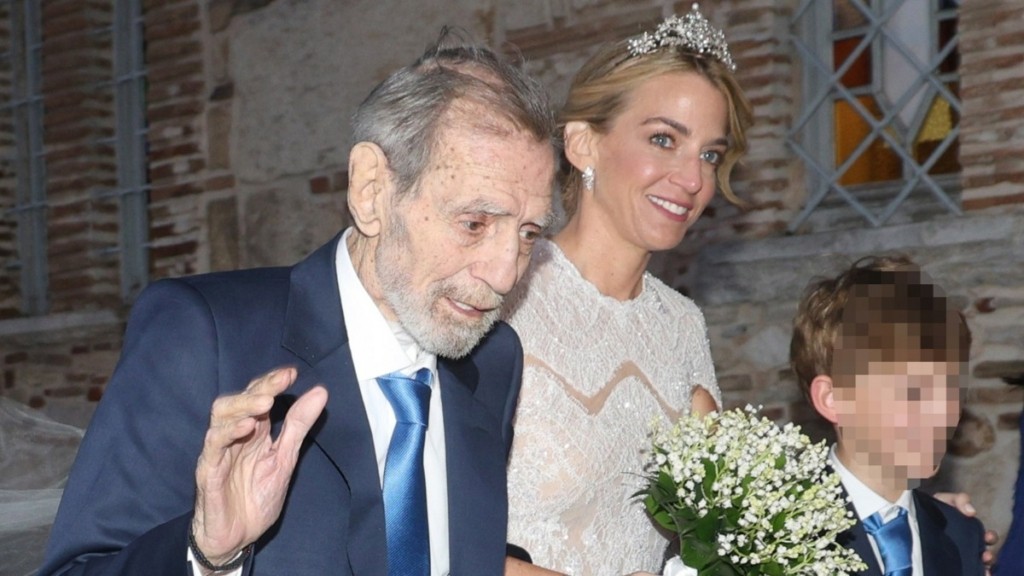 Χρυσή Βαρδινογιάννη: Έφτασε στην εκκλησία με τιάρα – Δείτε το εντυπωσιακό νυφικό της (Φωτογραφίες)