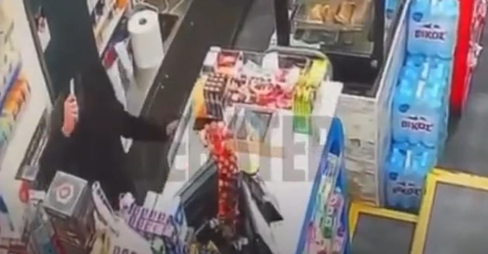 Το στοιχείο που “έκαψε” τον 15χρονο ληστή με το κουζινομάχαιρο – Είχε ρημάξει τα μίνι μάρκετ (Βίντεο)
