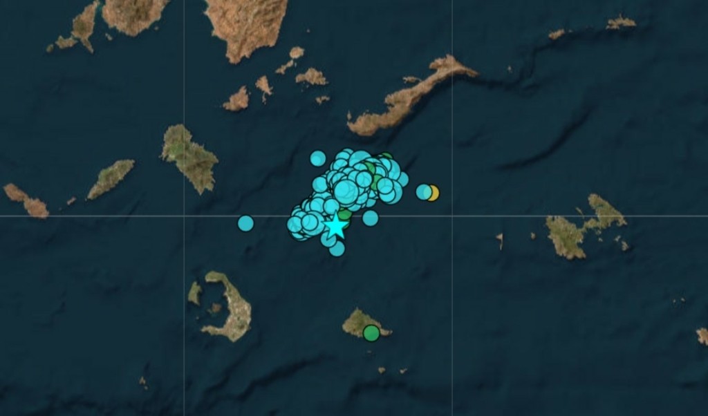 Κορυφώνεται η αγωνία στις Κυκλάδες μετά την “καταιγίδα” σεισμών – Τα σενάρια και οι φόβοι των ειδικών