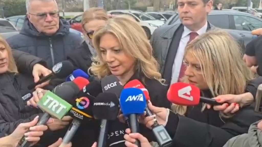 Στην κηδεία του Βασίλη Καλογήρου η Μαρία Καρυστιανού – “Έχουν περάσει από το μυαλό μου διάφορες σκέψεις” (βίντεο)
