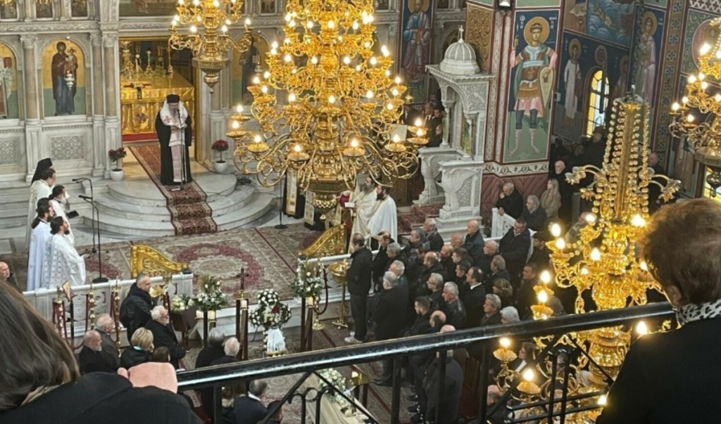 Η Λάρισα αποχαιρέτησε τον Βασίλη Καλογήρου – Ράκος η μητέρα του, τι είπε έξω από την εκκλησία (βίντεο)