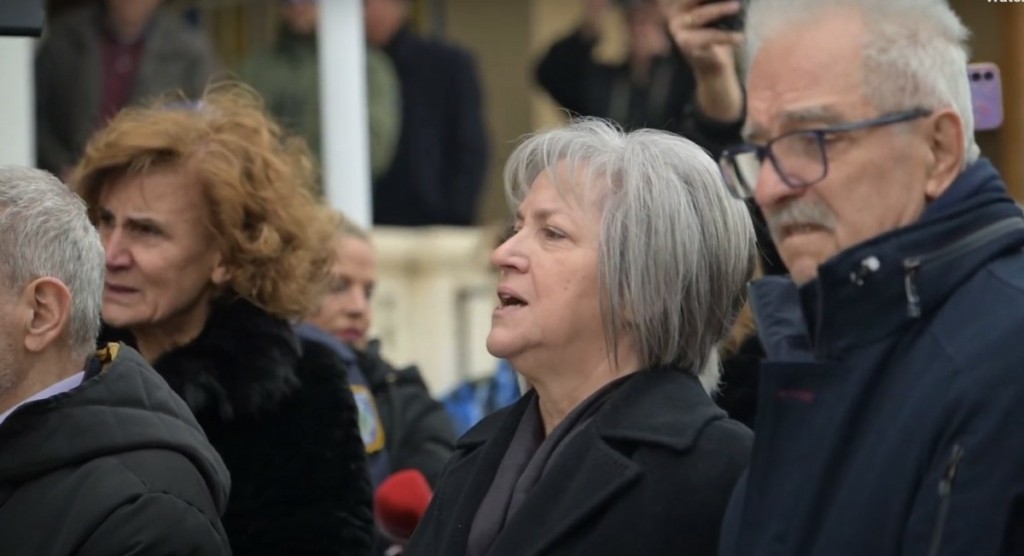 Σπαραγμός στην κηδεία του Βασίλη Καλογήρου: “Σου έκοψαν βάρβαρα το νήμα της ζωής, χέρια που τα διέταξαν” (βίντεο)