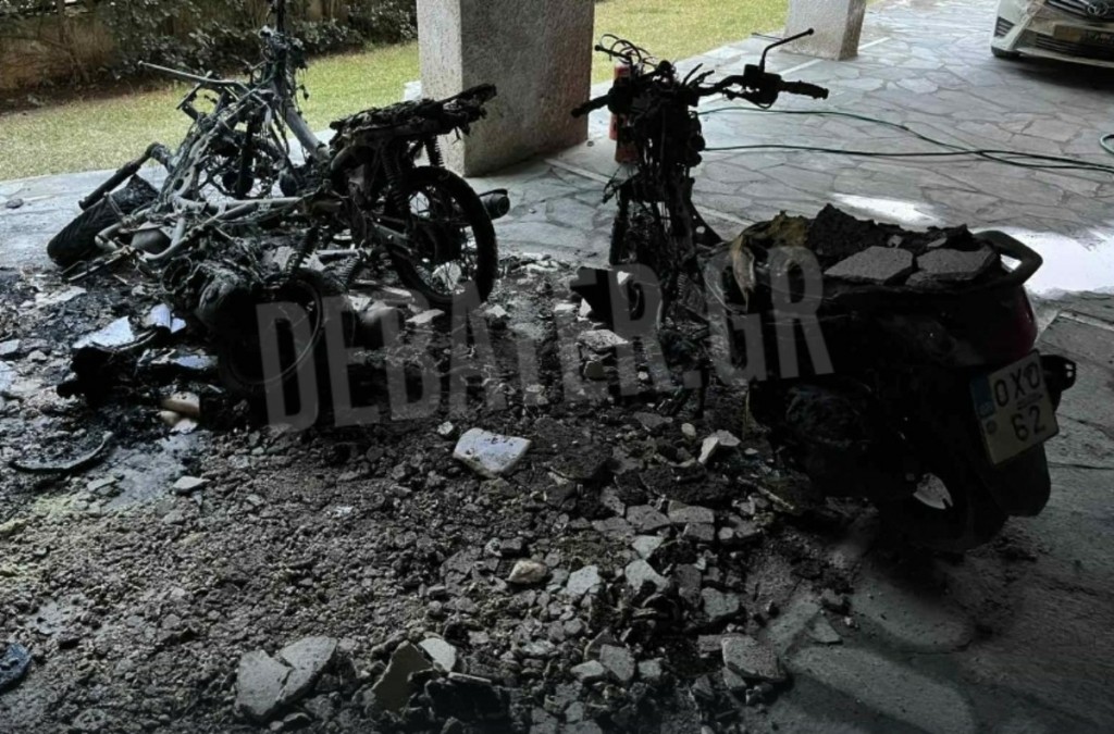 Βριλήσσια: Εμπρησμός σε πυλωτή πολυκατοικίας – Κάηκαν τρεις μοτοσικλέτες