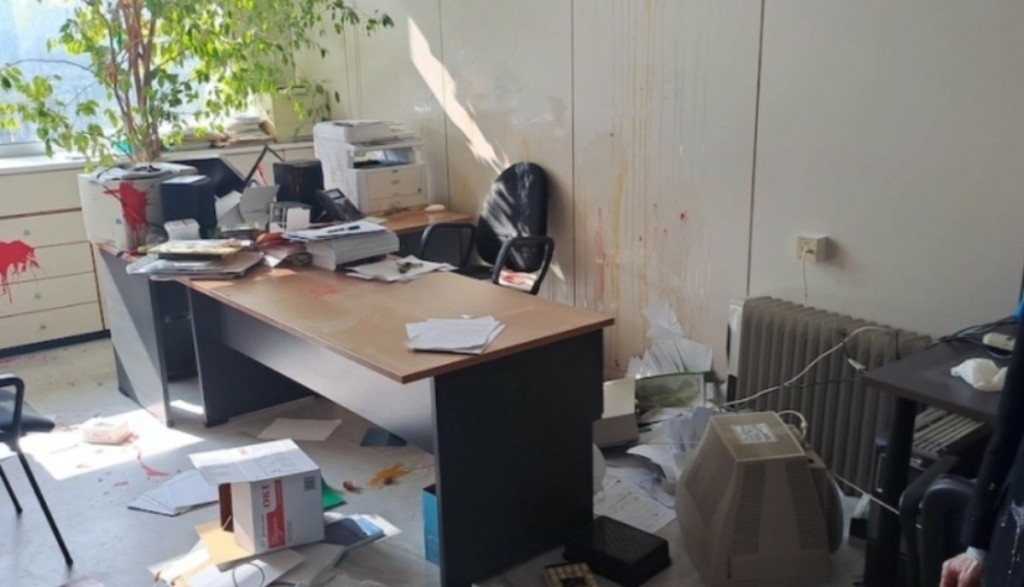Διατάχθηκε εισαγγελική έρευνα για την επίθεση κουκουλοφόρων σε καθηγητή του ΕΚΠΑ
