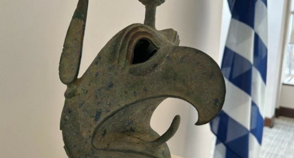 Μενδώνη: Παρέλαβε τη χάλκινη κεφαλή του γρύπα από την Αρχαία Ολυμπία από το MET