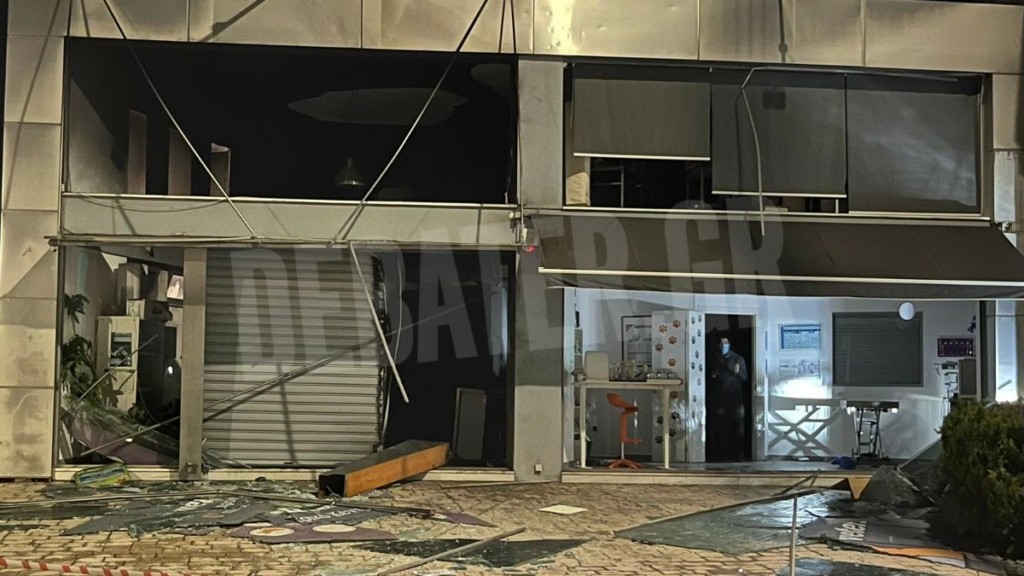 Βάρη: Εμπρησμός σε κτηνιατρείο – Άγνωστοι έσπασαν την τζαμαρία κι έριξαν εκρηκτικό μηχανισμό