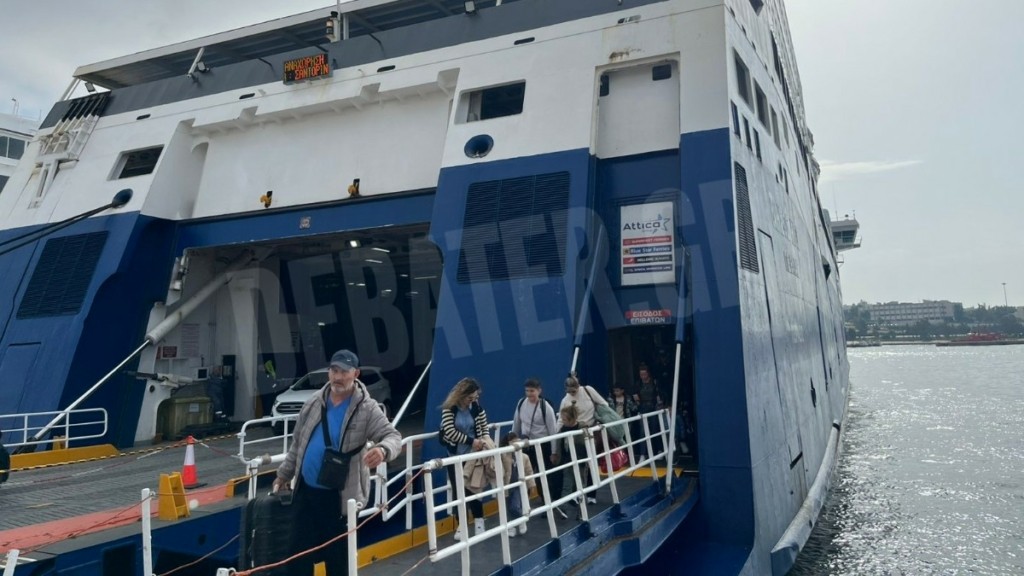 Στο “κόκκινο” η αγωνία των κατοίκων της Σαντορίνης – “Κουνάει ασταμάτητα, έχουμε πανικοβληθεί”