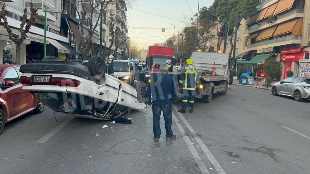Τροχαίο στην Πατησίων: ΙΧ έπεσε πάνω σε σταθμευμένα και ανετράπη – “Με πήρε ο ύπνος”