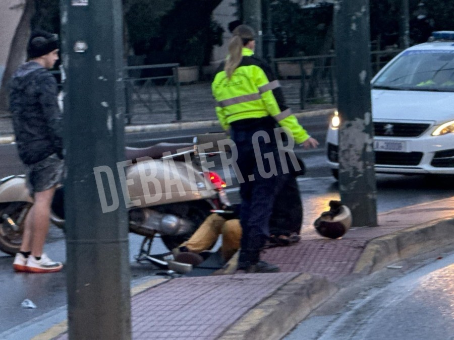 Τροχαίο στο κέντρο της Αθήνας – Δικυκλιστής καρφώθηκε σε κολώνα