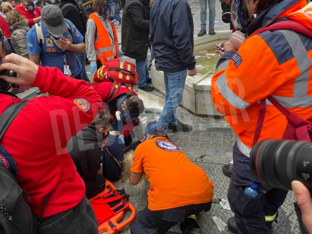 Επεισόδια στο Σύνταγμα: Εννέα άτομα στο νοσοκομείο – Ανάμεσά τους δύο αστυνομικοί (βίντεο)