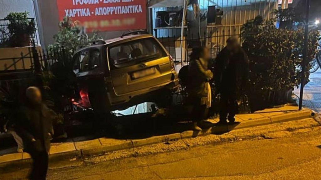 Πεντέλη: Τζιπ έπεσε σε στάση λεωφορείου και κατέληξε σε μίνι μάρκετ – 4 τραυματίες
