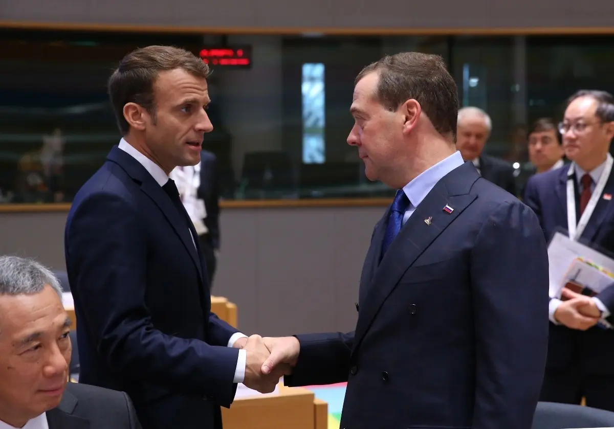 Απαξιωτικοί χαρακτηρισμοί Μεντβέντεφ για Μακρόν: “Ο ‘Μικρόν’ δεν θα λείψει σε κανέναν όταν αποσυρθεί”