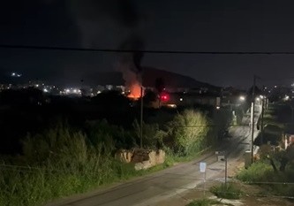 Βάρη: Κάηκαν τρία σκάφη ύστερα από φωτιά σε χώρο φύλαξης (Βίντεο)