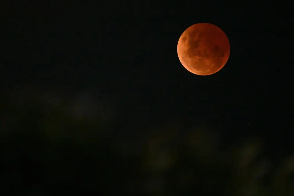 Ματωμένο φεγγάρι: Δείτε LIVE την ολική έκλειψη Σελήνης