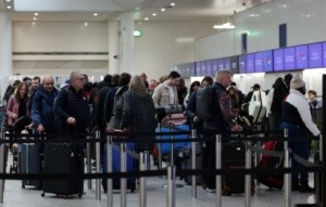 Χάος στα βρετανικά αεροδρόμια: Εκατοντάδες ακυρώσεις και καθυστερήσεις πτήσεων
