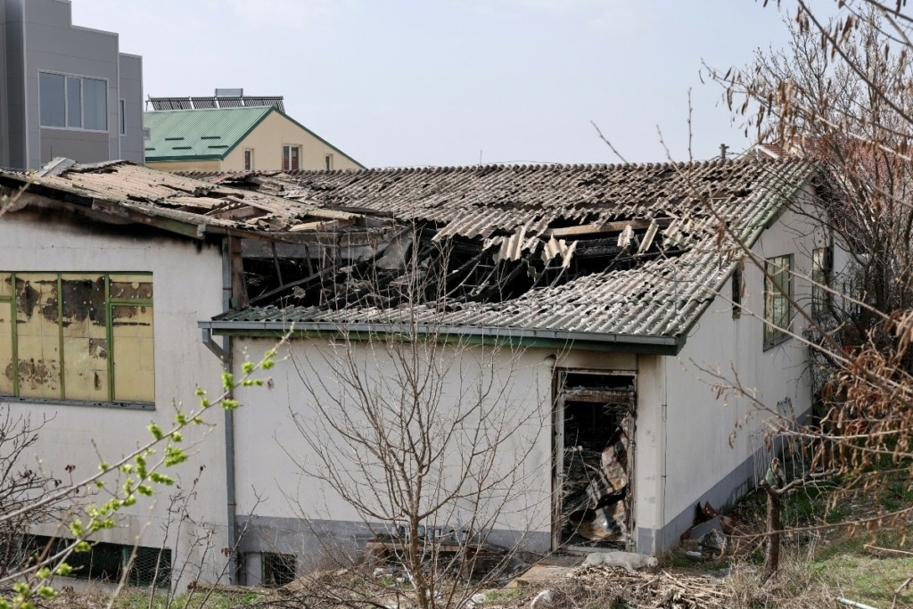 Βόρεια Μακεδονία: Πώς μια αποθήκη “βαφτίστηκε” ντίσκο – Η σκεπή από αμίαντο και η κλειδωμένη πόρτα