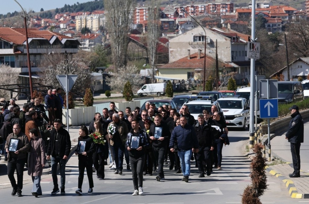 Βόρεια Μακεδονία: Ανείπωτος θρήνος στις κηδείες των θυμάτων της τραγωδίας στη ντίσκο – “Ούτε πόλεμο να είχαμε”
