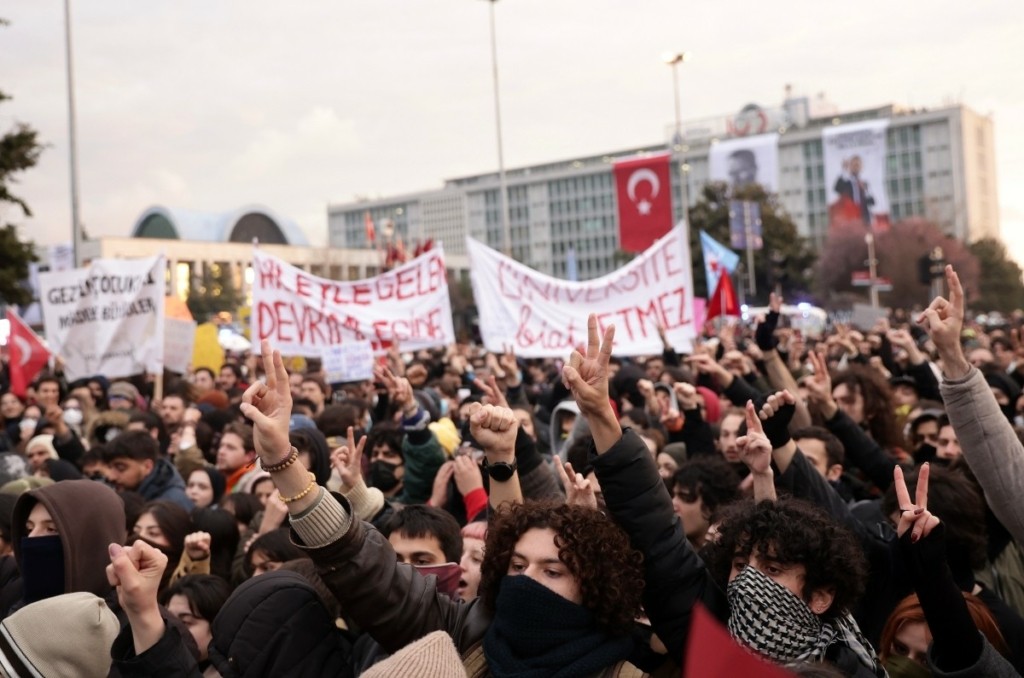 Τουρκία: Ξανά στους δρόμους για τον Ιμάμογλου – Το ειρωνικό μήνυμα κατά Ερντογάν μέσα από τη φυλακή