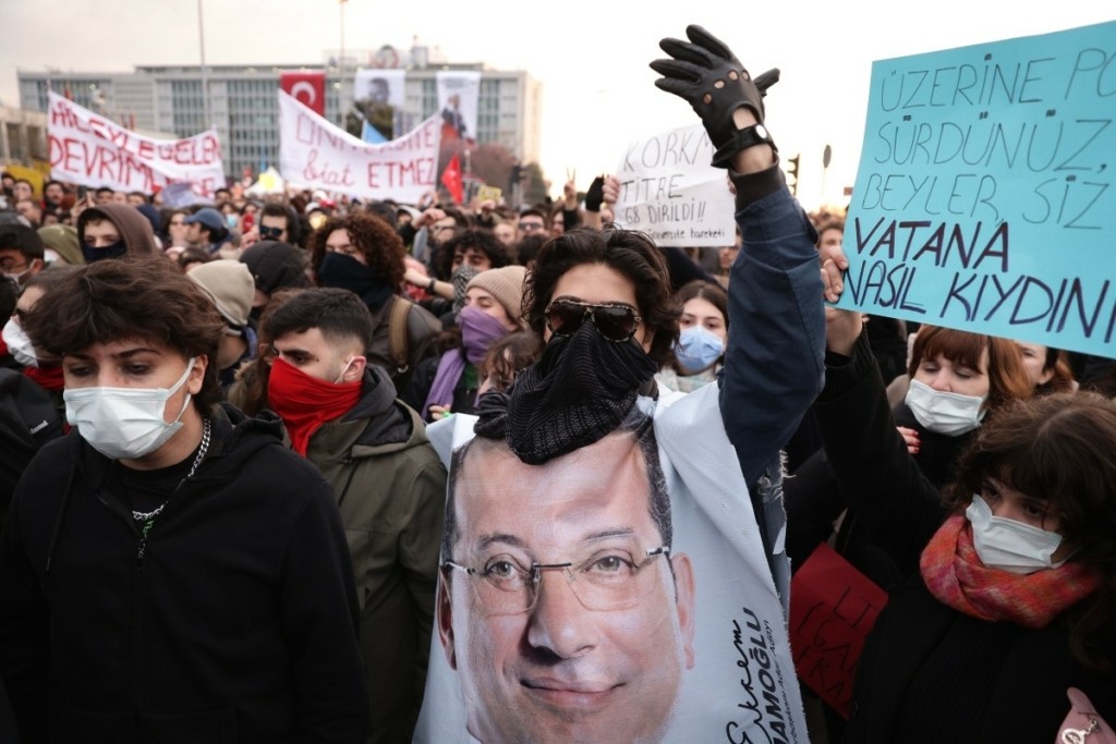 Τουρκία: Την Κυριακή η απόφαση για την τύχη του Ιμάμογλου – Χιλιάδες υποστηρικτές του στους δρόμους (Βίντεο)