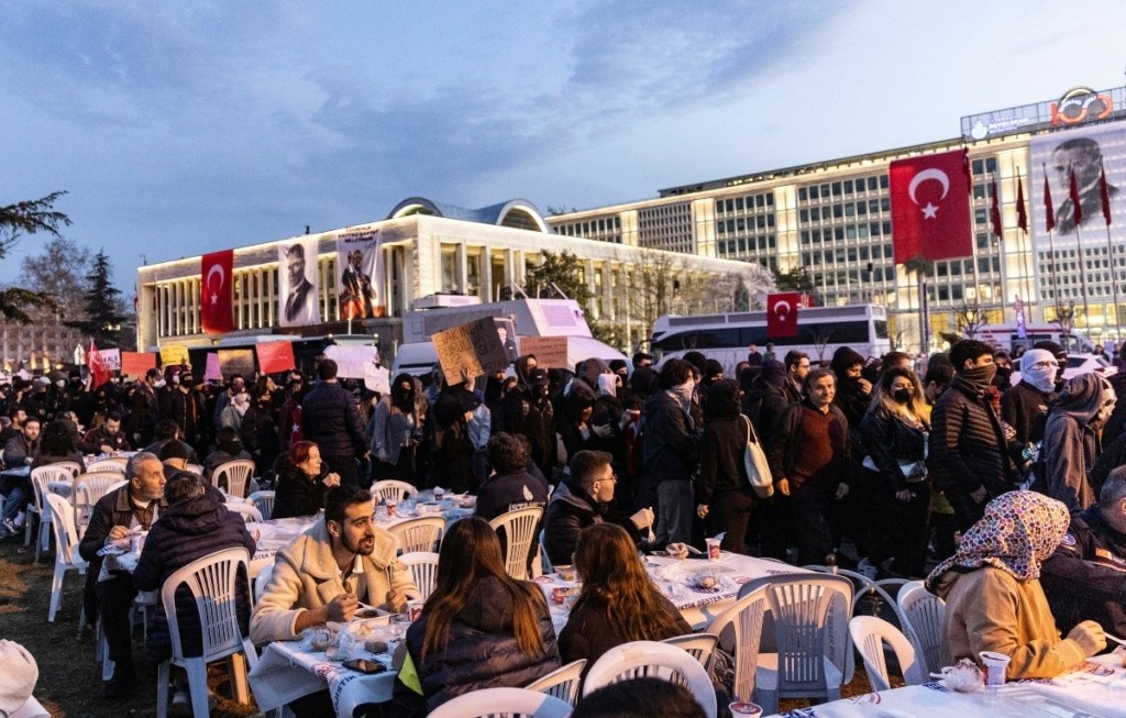 Τουρκία: Γιγαντώνεται το κίνημα υποστήριξης στον Ιμάμογλου – Κάλεσμα για νέες συγκεντρώσεις