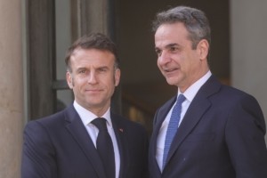 Στην Αθήνα έρχεται σήμερα ο Εμανουέλ Μακρόν – Ποια θέματα θα πέσουν στο τραπέζι