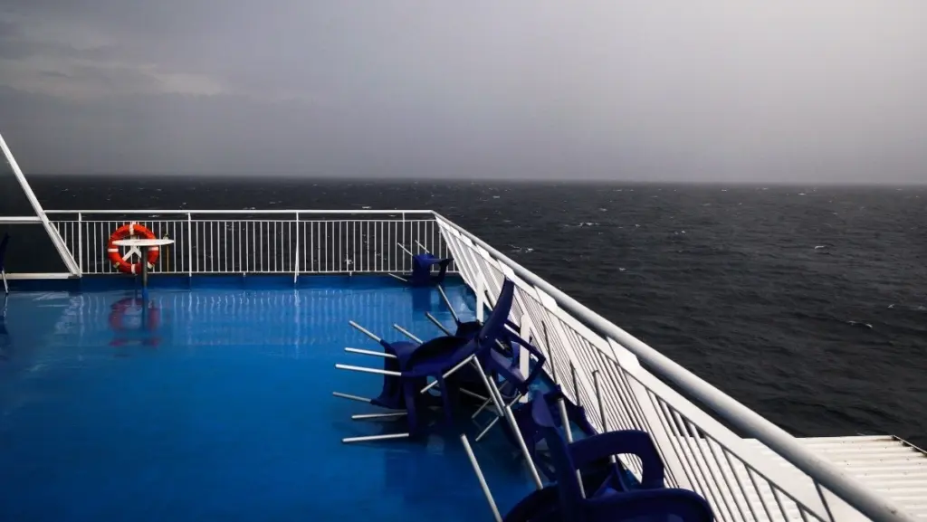 Έκτακτη δρομολόγηση του “Blue Star Paros” στη γραμμή Σύρος-Πειραιάς