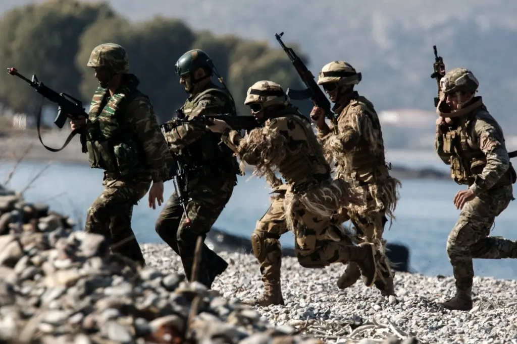 Πώς θα δοθούν οι αυξήσεις στους ενστόλους – Αναλυτικά παραδείγματα