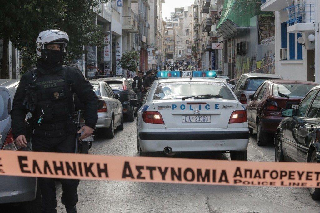 Άνδρας έπεσε στο κενό από τέταρτο όροφο πολυκατοικίας στην Αχαρνών