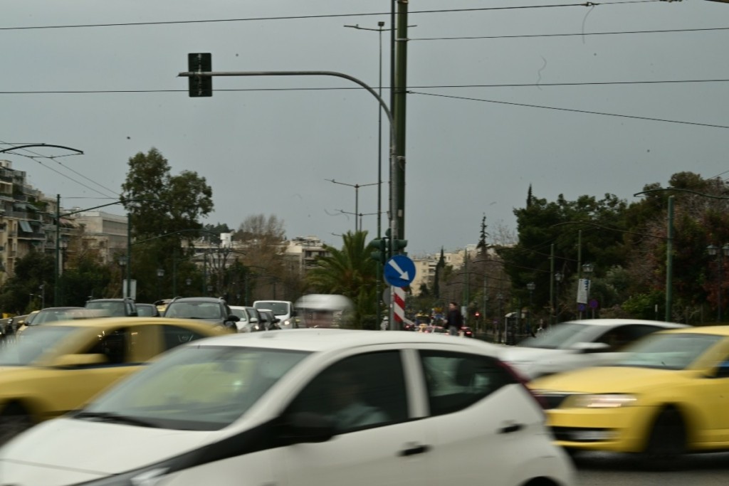 Κίνηση τώρα: “Πάρκινγκ” Κηφισός και Κηφισίας – Ταλαιπωρία και στην Αττική Οδό