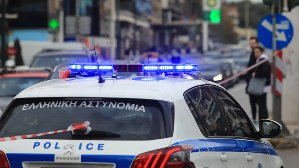 Χανιά: Χειροπέδες σε δύο υγειονομικούς υπαλλήλους – Έστηναν “μαϊμού” ελέγχους σε καταστήματα και ζητούσαν χρήματα