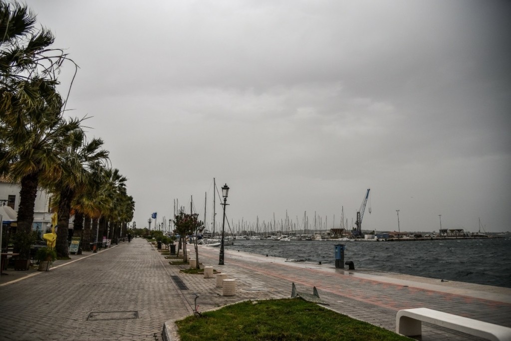 Καιρός σήμερα: Συννεφιά, τοπικές βροχές και σκόνη – Πού θα φτάσει η θερμοκρασία