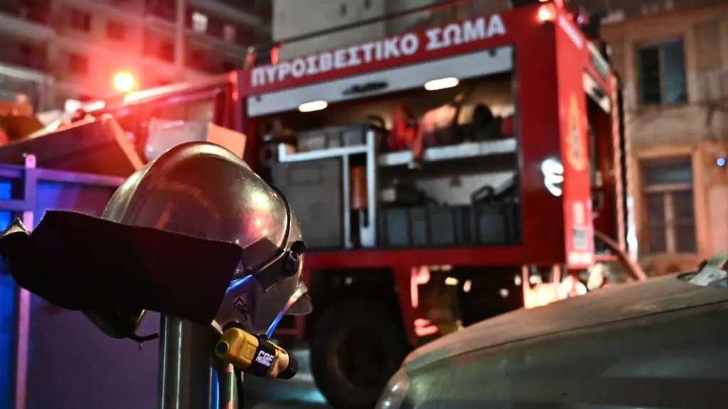 Φωτιά σε ισόγειο εγκαταλελειμμένης πολυκατοικίας στο κέντρο της Αθήνας