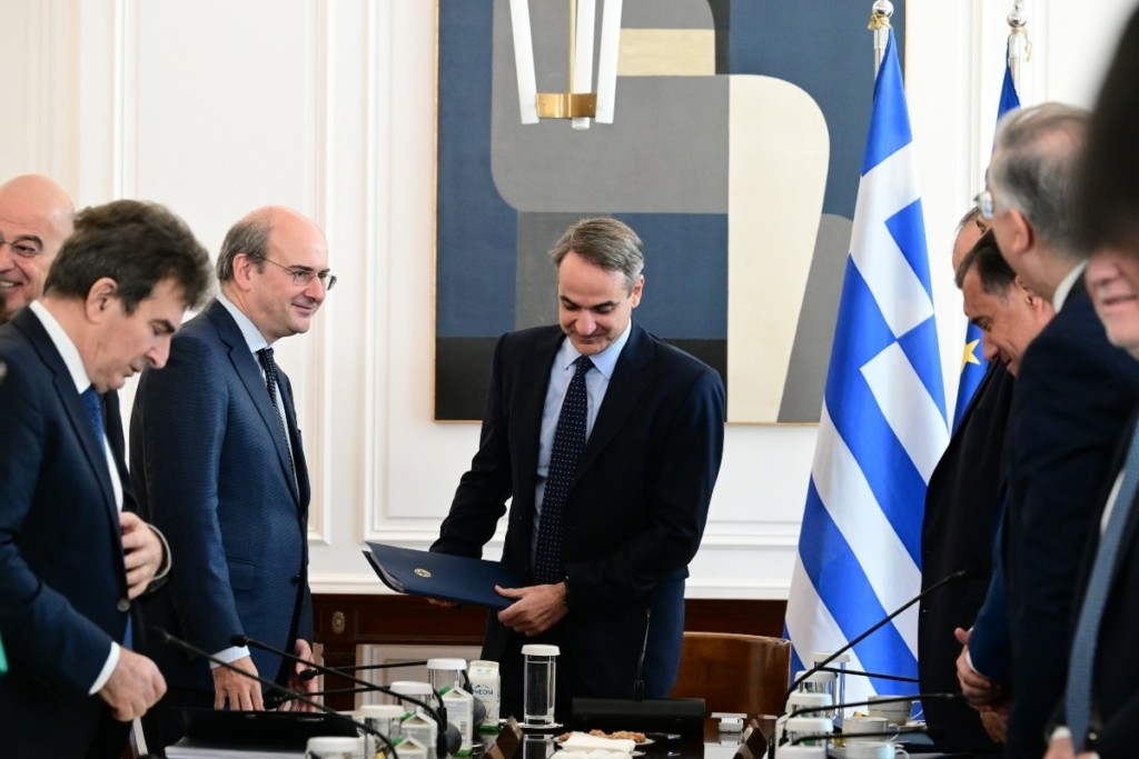 Ανασχηματισμός: Ποιοι “φλερτάρουν” με έξοδο από την κυβέρνηση – Ποιος θα αναλάβει την “καυτή πατάτα” του ΥΠΟΙΚ