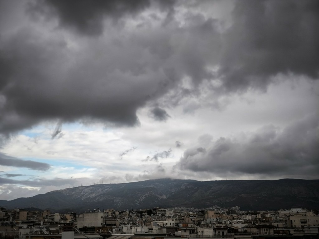 Καιρός σήμερα: Συννεφιά και σκόνη – Πού θα γίνουν παρελάσεις με βροχή