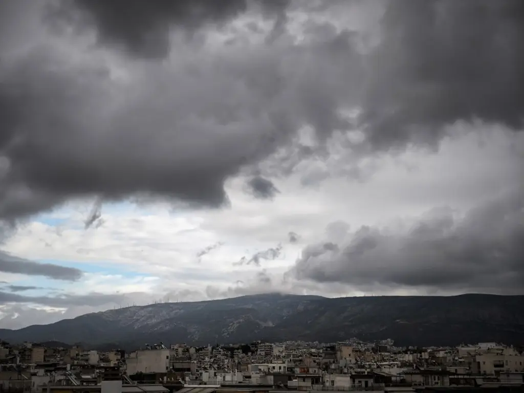 Μουντός ο καιρός σήμερα με νεφώσεις και θερμοκρασίες έως 19 βαθμούς