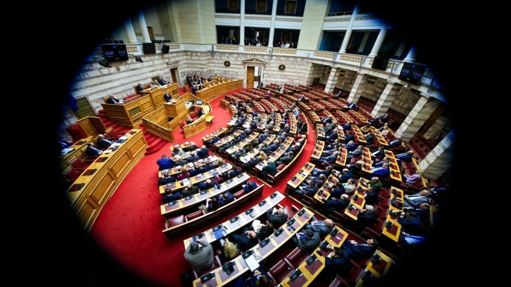 H “μάχη” των πολιτικών αρχηγών στη Βουλή στην προ ημερησίας συζήτηση