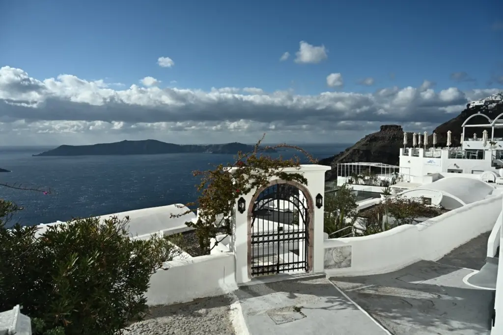 Σαντορίνη: Έλεγχος κυκλοφορίας στα λιμάνια, περιορισμοί σε δημοφιλείς τουριστικές περιοχές
