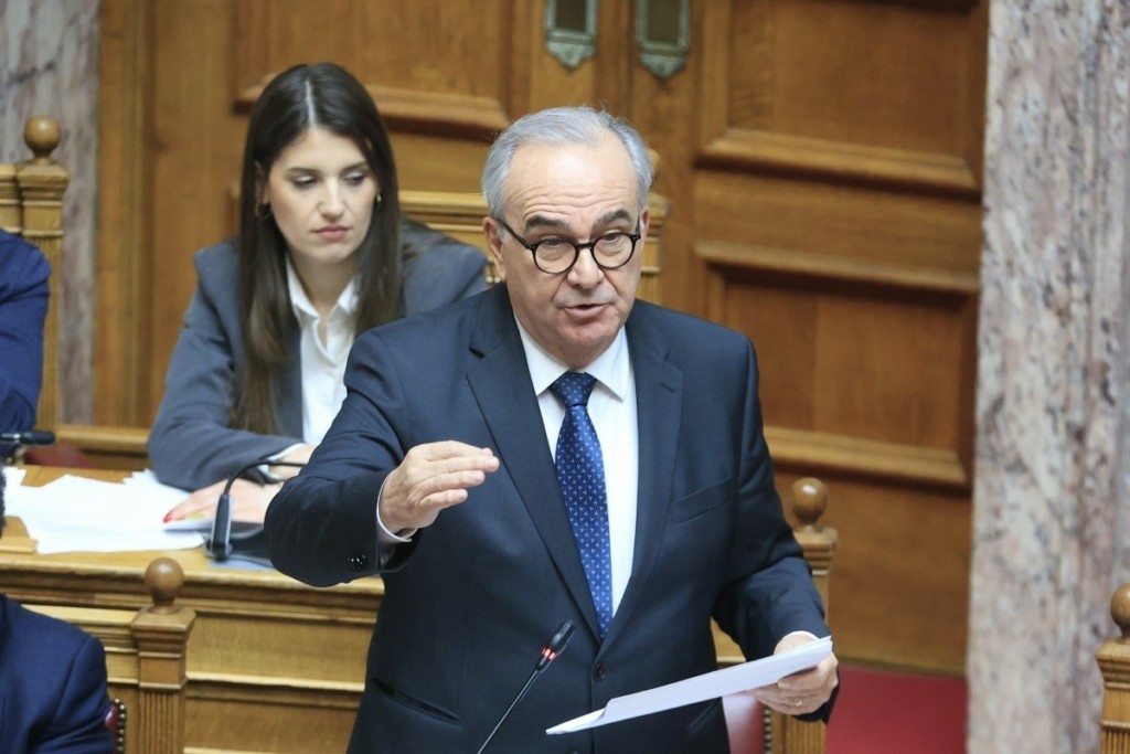 Βουλή – Παπαθανάσης: “Γενναία η απόφαση του Τριαντόπουλου” – Μαμουλάκης: “Αντισυνταγματική κίνηση”