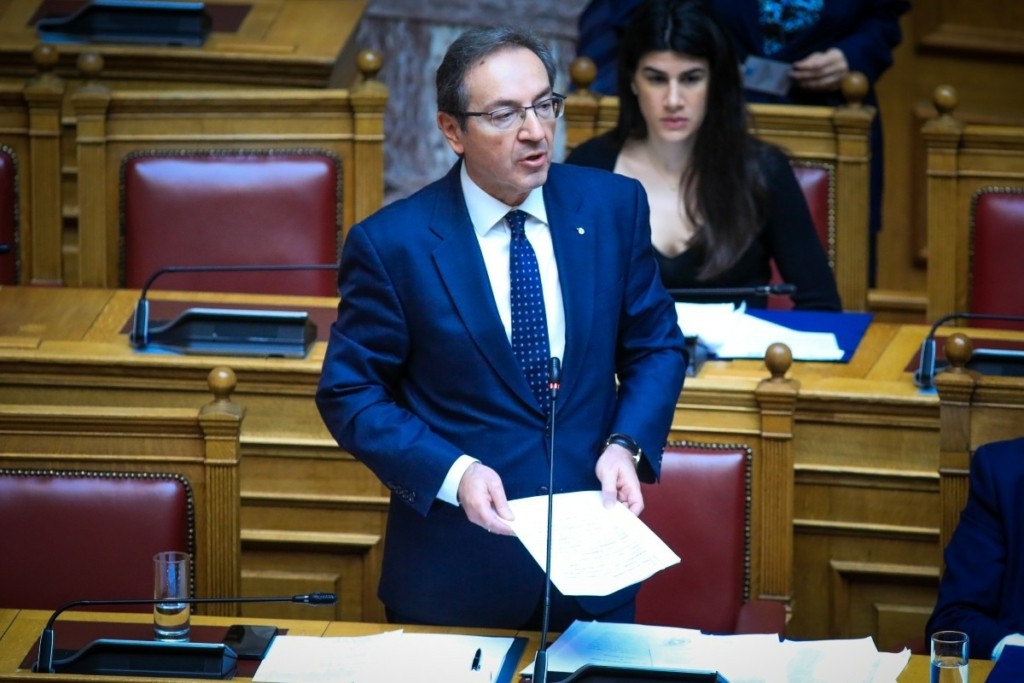 Κόντρα Μπούγα – Αποστολάκη για Τριαντόπουλο: “Αλλάξτε ρότα” – “Απόπειρα ευτελισμού του κοινοβουλίου”