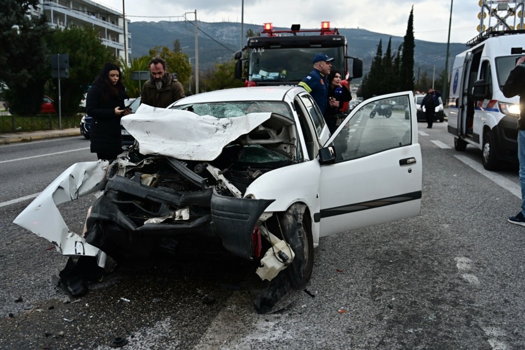 Μητέρα, πατέρας και γιος οι 3 νεκροί στη σφοδρή καραμπόλα στη Λ. Κατεχάκη