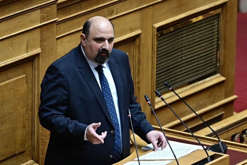 “Μύλος” στη Βουλή για το e-mail Τριαντόπουλου – Τι απάντησαν Σκέρτσος και Γεραπετρίτης