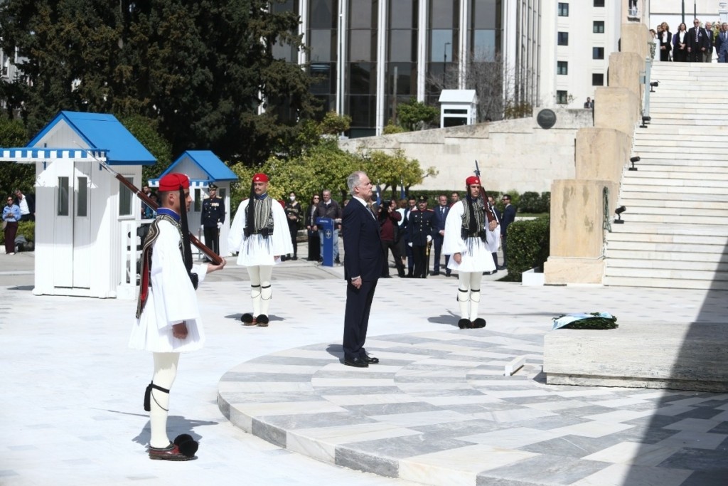 Κωνσταντίνος Τασούλας: Κατέθεσε στεφάνι στο Μνημείο του Άγνωστου Στρατιώτη (βίντεο)