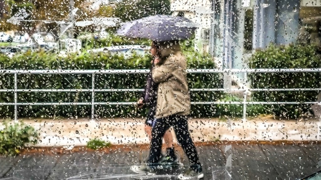 Άνοιξαν οι ουρανοί στην Αθήνα – Πως θα κυμανθούν τα καιρικά φαινόμενα