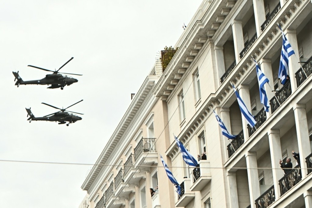 Βloomberg: Η Ελλάδα προσφέρει πολύτιμα μαθήματα στην Ευρώπη για τις αμυντικές δαπάνες