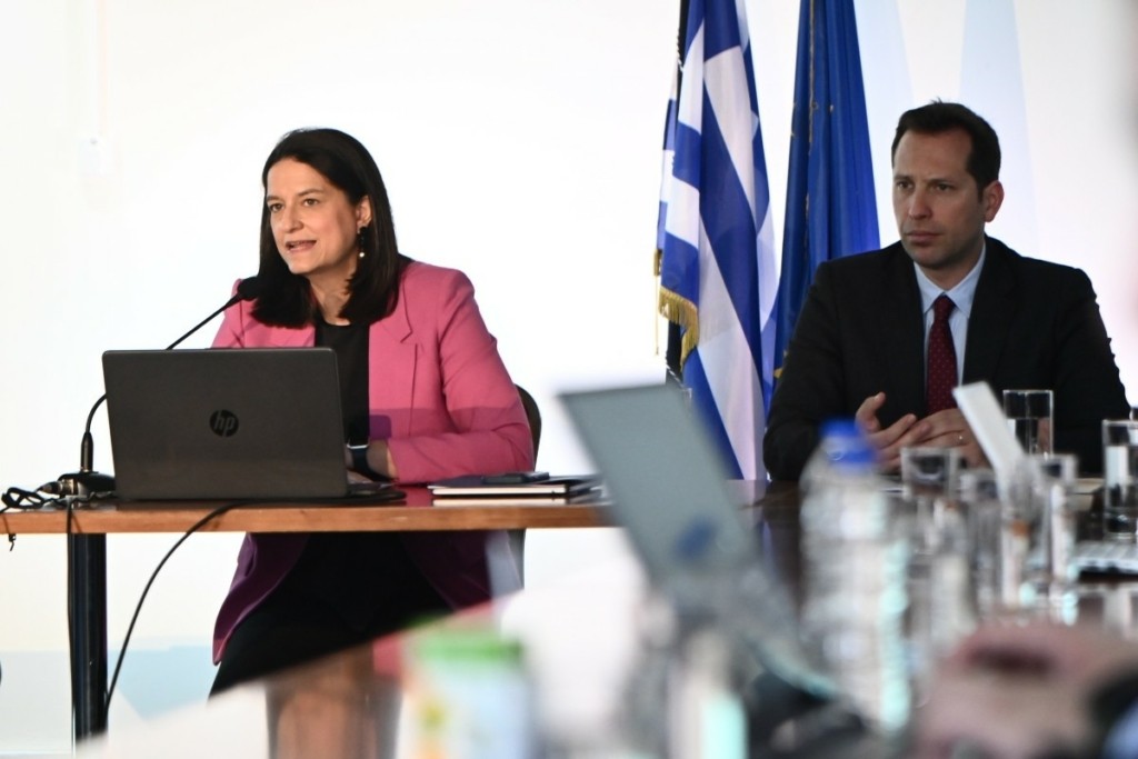 Κεραμέως για κατώτατο μισθό: “Η αύξηση ωφελεί 1,6 εκατ. πολίτες – Στόχος να φτάσει τα 950 ευρώ”