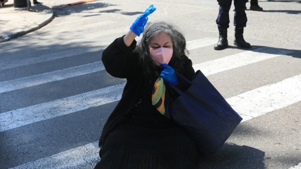 Ελένη Λουκά: Έκανε παρέμβαση έξω από το Προεδρικό Μέγαρο την ώρα της ορκωμοσίας του νέου κυβερνητικού σχήματος