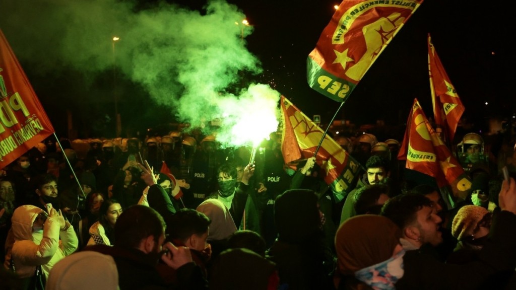 Εκρέμ Ιμάμογλου: Επεισόδια με πλαστικές σφαίρες και χημικά στις συγκεντρώσεις στο δημαρχείο Κωνσταντινούπολης – Δείτε live εικόνα