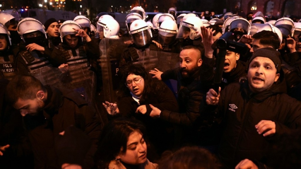 Τουρκία: Πλαστικές σφαίρες και δακρυγόνα σε εκδήλωση υπέρ του Ιμάμογλου στην Κωνσταντινούπολη (pics & vid)