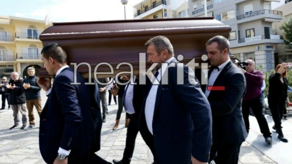 Μανώλης Λιδάκης: Πλήθος κόσμου στο «ύστατο χαίρε» στο Ηράκλειο
